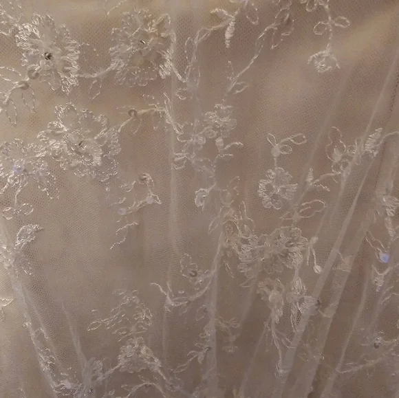 Wedding dress - Picture 8 of 16